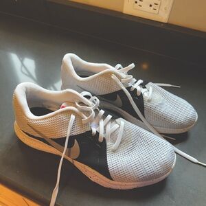 Size 8.5 women’s Nike black splatter sole orange detail